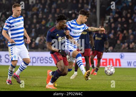 DOETINCHEM - 02/03/2023, DOETINCHEM - (lr) Xandro Schenk von De Graafschap, Mohammed Kudus von Ajax, Rio Hillen von De Graafschap während des Viertelfinales des TOTO-KNVB-Cup-Spiels zwischen De Gladschap und Ajax Amsterdam im Stadion De Vijverberg am 2. März 2023 in Doetinchem, Niederlande. ANP GERRIT VAN KOLOLEN Stockfoto