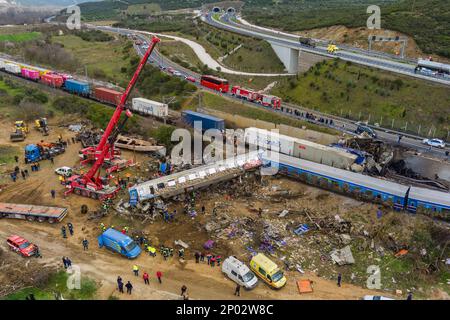 TTempi-Tal, Griechenland - 1. März 2023: Im Norden Griechenlands ereignete sich ein tragischer Unfall, als zwei Züge im Tempi-Tal kollidierten, was zur dea führte Stockfoto