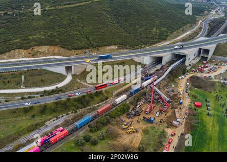 TTempi-Tal, Griechenland - 1. März 2023: Im Norden Griechenlands ereignete sich ein tragischer Unfall, als zwei Züge im Tempi-Tal kollidierten, was zur dea führte Stockfoto