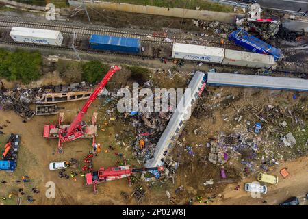 TTempi-Tal, Griechenland - 1. März 2023: Im Norden Griechenlands ereignete sich ein tragischer Unfall, als zwei Züge im Tempi-Tal kollidierten, was zur dea führte Stockfoto