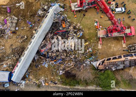 TTempi-Tal, Griechenland - 1. März 2023: Im Norden Griechenlands ereignete sich ein tragischer Unfall, als zwei Züge im Tempi-Tal kollidierten, was zur dea führte Stockfoto