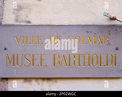 Colmar, Frankreich - 27. März 2022: Seit 1922 wird das städtische Bartholdi-Museum in dem Haus errichtet, in dem der Bildhauer Auguste Bartholdi geboren wurde. Stockfoto