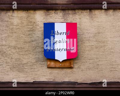 Colmar, Frankreich - 27. März 2022: Wappen in den Farben der französischen Flagge mit dem Motto der Französischen Revolution: Freiheit, Brüderlichkeit, Gleichheit Stockfoto