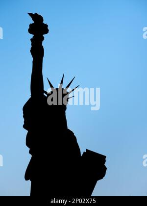 Colmar, Frankreich - 29. März 2022: Silhouette der Freiheitsstatue, entworfen von Frederic Auguste Bartholdi. Stockfoto