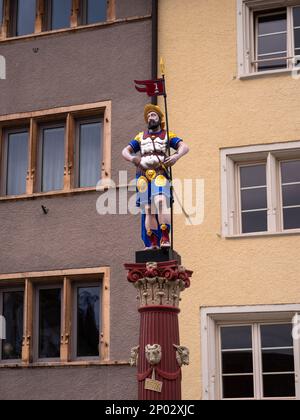 Delemont, Schweiz - 19. Oktober 2021: Mittelalterliche Statue eines Soldaten auf der Straße von Delemont, der Hauptstadt des schweizer Kantons Jura Stockfoto