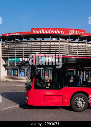 Freiburg im Breisgau, Deutschland - 13. April 2022: Ein roter Bus von Triregio, der alle Tarifangebote im grenzüberschreitenden öffentlichen Verkehr miteinander vereint Stockfoto