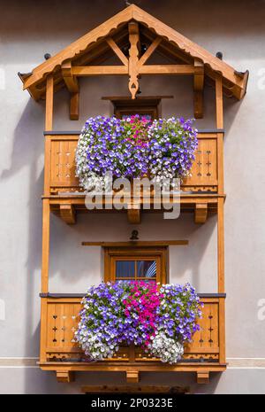 Traditionelle alpine Holzbalkone mit Blumen in Livigno, Sondrio, Italien Stockfoto