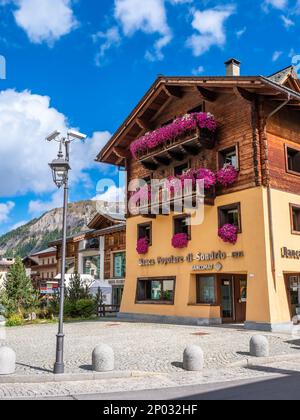 Livigno, Italien - 29. September 2021: Livigno ist eine Stadt und ein speziell verwaltetes Gebiet in der Region Lombardei in den italienischen Alpen und eine Pflicht f Stockfoto