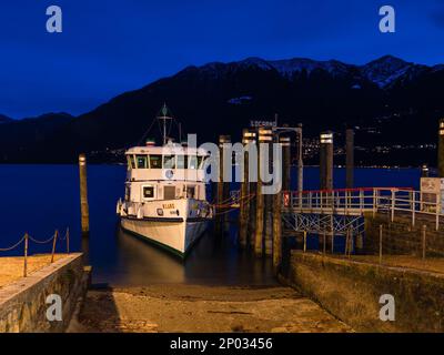 Locarno, Schweiz - 29. Dezember 2021: Das Schiff Milano, das zur blauen Stunde in der Marina von Locarno am Lago Maggiore festgemacht wurde Stockfoto