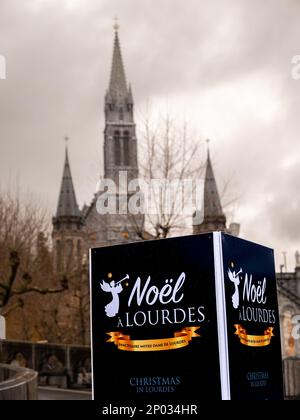 Lourdes, Frankreich - 5. Januar 2022: Einladung zur Weihnachtsfeier in Lourdes und zur Basilika des Rosenkranzes Stockfoto