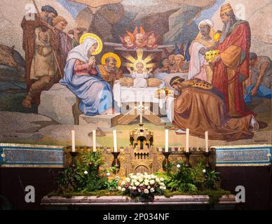 Lourdes, Frankreich - 5. Januar 2022: Weihnachtskapelle - Weihnachtskrippen in der Basilika des Rosenkranzes in Lourdes, Frankreich Stockfoto