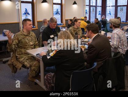 Gesetzgeber des Bundesstaates Vermont besuchen am 7. Januar 2023 die Luftwaffe des 158. Kampfflügels in Vermont Air National Guard Base, South Burlington, Vermont. Die Gesetzgeber besuchten uns, um mehr über die Mission des Flügels und die Vermont Air National Guard insgesamt zu erfahren. Stockfoto