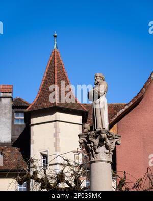 Saint Ursanne, Schweiz - 19. Oktober 2021: Freiluftstatue von Saint Ursanne in einem schweizer Kanton Jura. Stockfoto