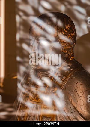 Saint Ursanne, Schweiz - 19. Oktober 2021: Eine Statue von Saint Ursanne in der Kollegialkirche Saint-Ursanne in einem schweizer Kanton Jura. Stockfoto