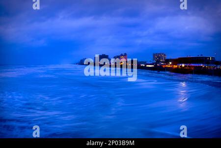 Ein Sturm bringt unruhige Wellen an Land in Jacksonville Beach, FL, Stockfoto