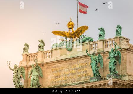 Hofburg in der Wiener Altstadt mit australischer Flagge und Tauben bei Sonnenuntergang, Österreich Stockfoto