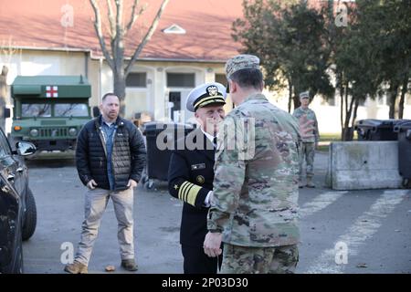 Generalmajor der US-Armee JP McGee, kommandierender General der 101. Luftwaffendivision (Luftangriff) und Fort Cambell begrüßt die USA Marinekommandeur, ADM. Michael Gilday bei einem Besuch des Luftwaffenstützpunktes Mihail Kogălniceanu, Rumänien, 20. Januar 2023. MKAB war Gildays letzter Halt bei seinem Europabesuch. Stockfoto