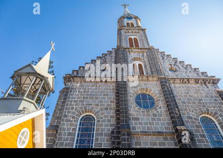 Steinkirche mit farbenfrohem Blumenbeet, Dorf Gramado bei Sonnenuntergang, Südbrasilien Stockfoto