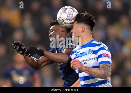 DOETINCHEM - 02/03/2023, DOETINCHEM - (lr) Mohammed Kudus von Ajax, Rio Hillen von De Graafschap während des Viertelfinales des TOTO-KNVB-Cup-Spiels zwischen De Gladschap und Ajax Amsterdam im Stadion De Vijverberg am 2. März 2023 in Doetinchem, Niederlande. ANP GERRIT VAN COLOGNE Stockfoto