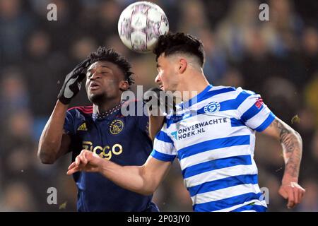 DOETINCHEM - 02/03/2023, DOETINCHEM - (lr) Mohammed Kudus von Ajax, Rio Hillen von De Graafschap während des Viertelfinales des TOTO-KNVB-Cup-Spiels zwischen De Gladschap und Ajax Amsterdam im Stadion De Vijverberg am 2. März 2023 in Doetinchem, Niederlande. ANP GERRIT VAN COLOGNE Stockfoto