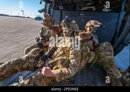 Staff Sgt. Dennis McClain, 146. Air Support Operations Squadron, Oklahoma City Air National Guard, Senior Airman Travis Jackson, Und Kapitän Ryan McCary, 165. ASOS, Georgia Air National Guard, Tactical Control Party Airmen, schauen Sie von der Rückseite eines HH-60G Pave Hawk Helikopters aus, wenn er für den Start vom Air Dominance Center, Georgia, während der Übung Sunshine Rescue am 23. Januar 2023 fährt. In dieser Übung werden Airmen auf führende Such- und Rettungskapazitäten für Kampfhandlungen der nächsten Generation geschult. Während dieser Übung werden die taktische Flugkontrollorganisation und die Pararescue Airmen die erweiterte Kommunikation nutzen Stockfoto