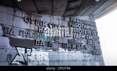 Das sowjetische verlassene Denkmal Buzludja Memorial in Bulgarien am Nebelabend, osteuropa Stockfoto