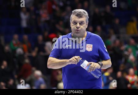 Magdeburg, Deutschland. 02. März 2023. Handball: Champions League, SC Magdeburg - Dinamo Bukarest, Gruppenphase, Gruppe A, Matchday 14, GETEC Arena. Bukarest Coach Xavier Pascual Fuertes reagiert. Kredit: Ronny Hartmann/dpa/Alamy Live News Stockfoto