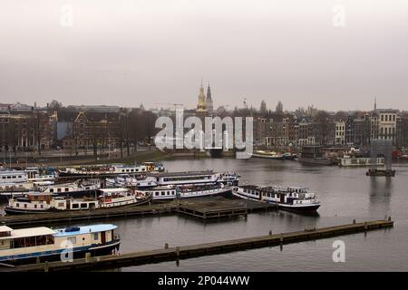 Oosterdock und Stadtzentrum von Amsterdam, vom Dach des NEMO Science Museums, Amsterdam, Niederlande Stockfoto