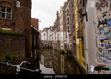Oudezijds Achterburgwal von der Vredenburger Brücke, Amsterdam, Niederlande Stockfoto