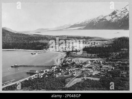 Luftaufnahme von Haines, Standort von Fort Seward. Frank and Frances Carpenter Collection , Gift; Mrs. W. Chapin Huntington; 1951, Waterfronts,Alaska,Haines,1890-1940, Städte,Alaska,Haines,1890-1940, Berge,Alaska,Haines,1890-1940, Usa, Alaska, Haines Stockfoto