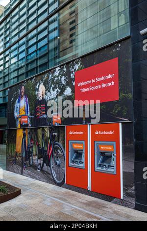 Santander Bank London - Santander Bank Triton Square Zweigstelle am Triton Square im Zentrum von London Stockfoto