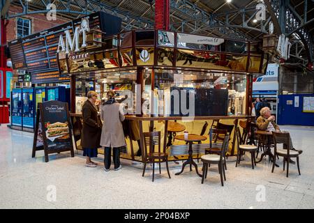 AMT Kaffee stand Bahnhof Marylebone London. AMT Kaffee ist eine britische Kette der kaffeehäuser vor allem in Bahnhöfen entfernt. Stockfoto