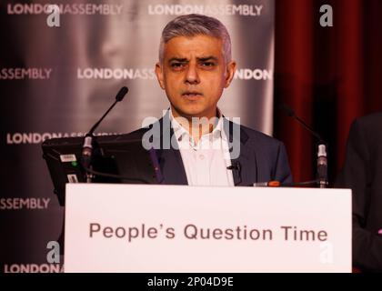 London, Großbritannien. 2. März 2023. Der Bürgermeister von London, Sadiq Khan und die Mitglieder der Londoner Versammlung werden von Londonern bei der ersten Fragestunde 2023 im Rathaus von Ealing zu den Schlüsselfragen der Hauptstadt befragt. Kredit: Mark Thomas/Alamy Live News Stockfoto