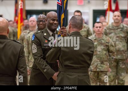 Oberst Major Dwight S. Chambliss, links, Oberfeldwebel der Nationalgarde Ohio, übergibt die Flagge der Nationalgarde, Joint Force Hauptquartier Ohio, an Brig. Gen. Thomas E. Moore II. Während der stellvertretenden Generaladjutantin für die Zeremonie des Kommandowechsels in der Armeestruktur von Generalmajor Robert S. Beightler in Columbus, Ohio, 19. Januar 2023. Während der Zeremonie übergab Moore das Kommando über den 11.000-köpfigen Ohio ARNG an Brig. General Matthew S. Woodruff. (USA 1. Klasse Joshua Mann, Historiker der Nationalgarde Ohio) Stockfoto