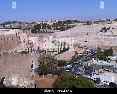 Verkehr um die alten Stadtmauern von Jerusalem, unter dem Ölberg Stockfoto