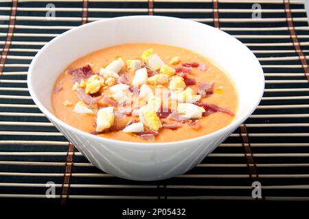 Salmorejo, typisch spanisch-andalusische Tomatencreme mit Brot, Knoblauch und Olivenöl. Stockfoto