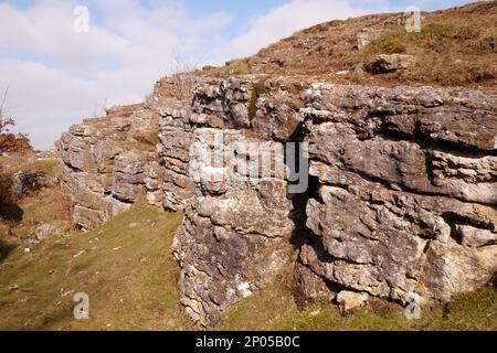 März 2023 - Felsformationen in den Hügeln der Mendips in Ubly Warren bei Charterhouse, Somerset, Großbritannien. Stockfoto