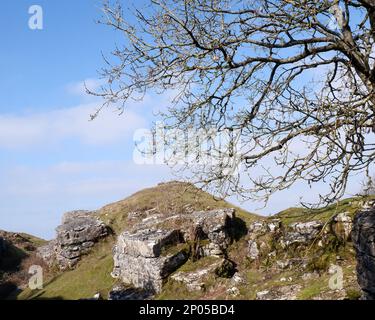 März 2023 - Felsformationen in den Hügeln der Mendips in Ubly Warren bei Charterhouse, Somerset, Großbritannien. Stockfoto