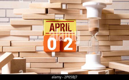 2. April auf grauen Holzwürfeln. Kalenderdatum des Cubes 02. April. Konzept des Datums. Platz für Text oder Ereignis kopieren. Lernwürfel. Holzblöcke im Karton mit d Stockfoto