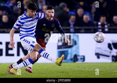 02-03-2023: Sport: Graafschap vs. Ajax (KNVB Cup) DOETINCHEM, NIEDERLANDE - MÄRZ 2: Rio Hillen (De Graafschap) und Francisco Conceicao (Ajax) während Stockfoto