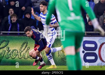 02-03-2023: Sport: Graafschap vs. Ajax (KNVB Cup) DOETINCHEM, NIEDERLANDE - MÄRZ 2: Francisco Conceicao (Ajax) und Rio Hillen (De Graafschap) Stockfoto