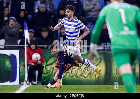 02-03-2023: Sport: Graafschap vs. Ajax (KNVB Cup) DOETINCHEM, NIEDERLANDE - MÄRZ 2: Francisco Conceicao (Ajax) und Rio Hillen (De Graafschap) Stockfoto