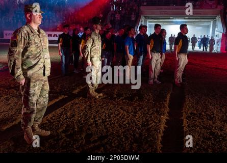 Harrisburg, Pennsylvania – Brig. General James McCormack, Assistant Adjutant General-Army, Pennsylvania National Guard, leistet vor dem Start des Professional Rodeo Cowboys Association Circuit Finals Rodeo am 12. Januar im Rahmen der Pennsylvania Farm Show 2023 den Eid auf die Anwerbung von Rekruten im aktiven Dienst und der Nationalgarde. (Pennsylvania National Guard Foto von Wayne V. Hall) Stockfoto