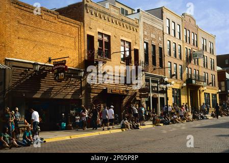 Selbst während der Covid-Pandemie stehen Besucher vor dem Saloon Nr. 10 auf der historischen Main St. in Deadwood, South Dakota, zum Abendessen an. Stockfoto