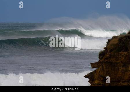 Zwei schälende Wellen an einem großen Tag im Bells Beach Torquay, Australien, Heimat des professionellen Surfens. Die Klippe bei Winkipop auf der linken seite Stockfoto