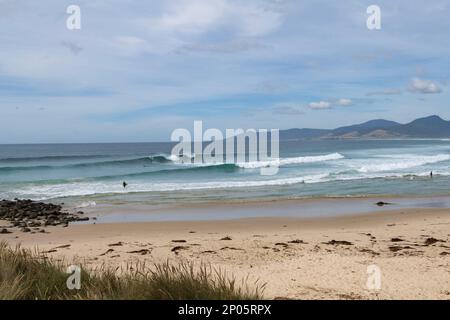 Shelly Beach Beaumaris mit perfekten Wellen in der Nähe von Scamander an Tasmaniens Ostküste Stockfoto