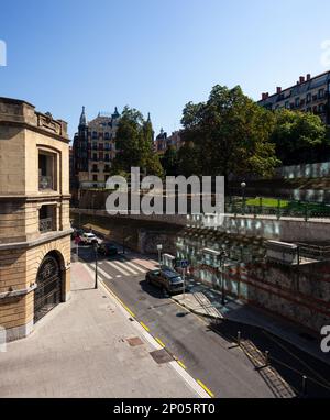 Bilbao, Spanien - 02. August 2022: Uribitarte-Straße mit der Fassade des alten Franco-Depots im Vordergrund, das Albia-Gebäude im Hintergrund Stockfoto