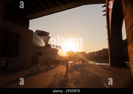 Bilbao, Spanien - 02. August 2022: The Spider, Skulptur der Louise Bourgeois mit dem Titel Mamam neben dem Guggenheim Museum bei Sonnenuntergang Stockfoto