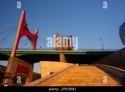 Bilbao, Spanien - 02. August 2022: Blick auf die Brücke La Salve von der Treppe des Guggenheim-Museums von Bilbao. Baskenland Stockfoto