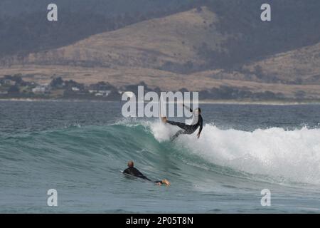 Surfsport in der Nähe von Beaumaris Tasmania - Shelly Beach Stockfoto